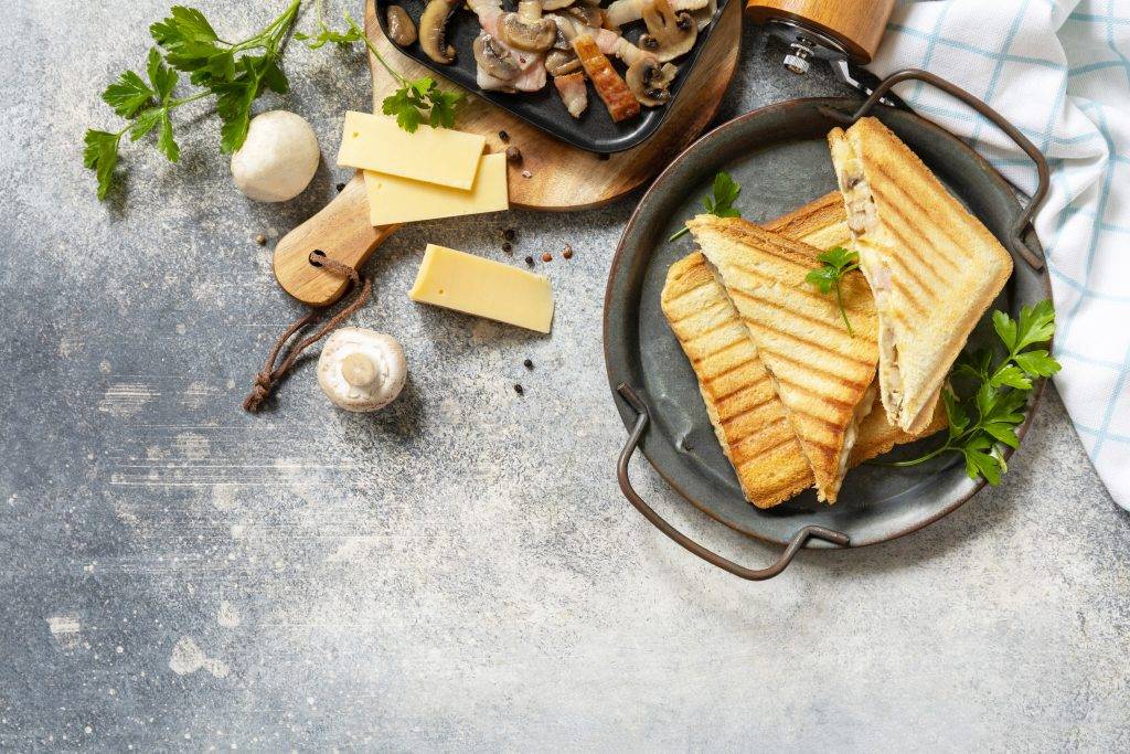 club sandwich facut acasa cu cascaval si bacon