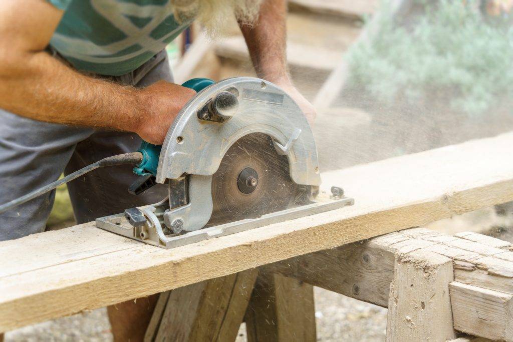 circular saw wood cutting