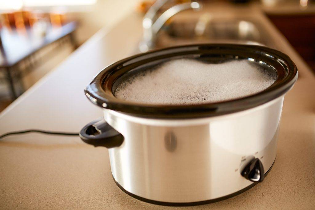 soaking slow cooker in soapy water on low heat kitchen hack