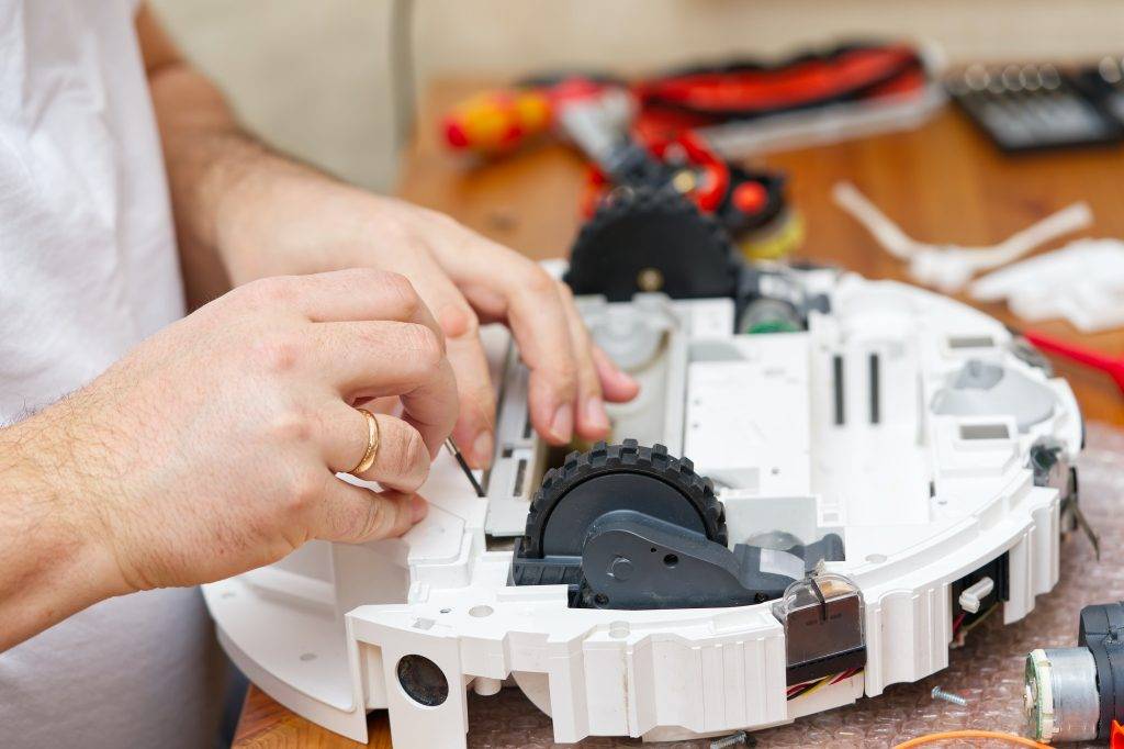 Repair of the robot vacuum cleaner. Disassembled robot vacuum cleaner.